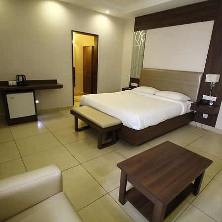 Vels Hotel Pondicherry Exterior foto