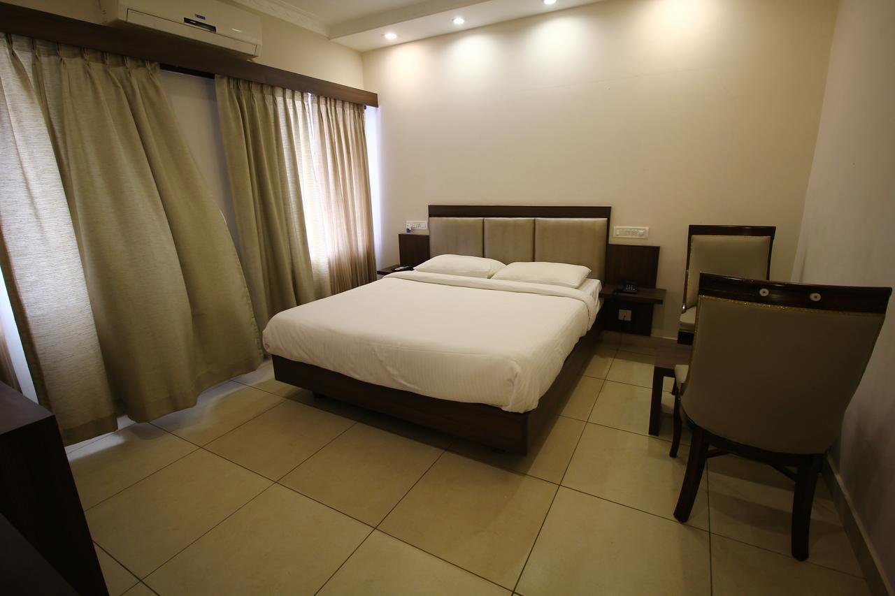 Vels Hotel Pondicherry Exterior foto